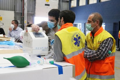 Plano medio de miembros del SEM observando una de las unidades del respirador Respira.