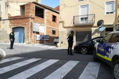 Agents de la policia local de Constantí fent un control al arrer.