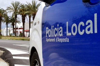 Primer plano de un vehículo de la Policía Local de Amposta.