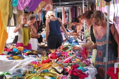 Les parades del mercadet de Vandellòs es traslladen al carrer Onze de Setembre.