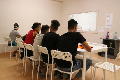 Pla general d'un grup de menors en un centre d'acollida de Badalona el 27 de setembre de 2018