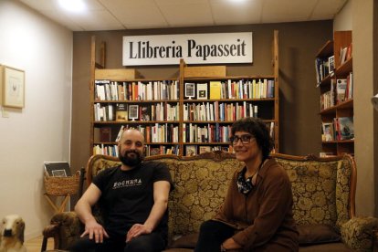 En Miquel Sanchis i l'Anna Roca a la llibreria Papasseit de Manresa