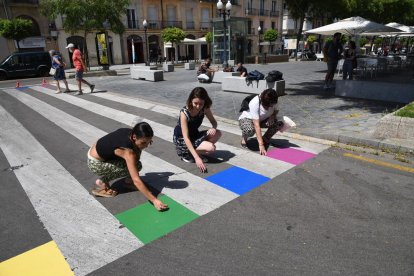 Comencen a pintar el pas de vianants del Balcó del Mediterrani.