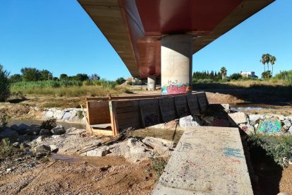 Aspecte que oferia el pont de fusta ahir diumenge al matí, fora del seu llo habitual