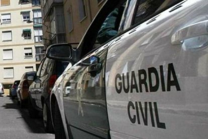 Al lloc han acudit tres patrulles de la Guàrdia Civil uniformades i una de Policia Foral de paisà per a tractar de localitzar a l'home