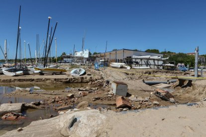 Aspecte de l'accés a la sorra de la platja Llarga després de les pluges amb el Club de Vela al fons, que no va patir danys.