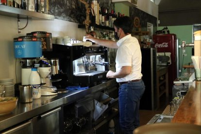 Imagen del propietario del restaurante de Sabadell haciendo un café.