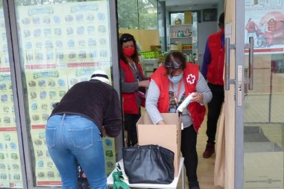 Una voluntaria entregando alimentos.