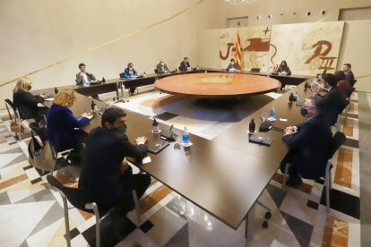 Plano abierto de la reunión del consejo ejecutivo extraordinario