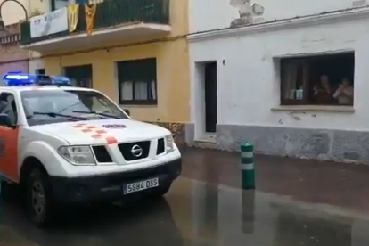 Captura del video on es veu com la patrulla felicita a uns veïns