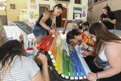 Un delsbancs que han pintat aquest diumenge a a Riera de Gaià.