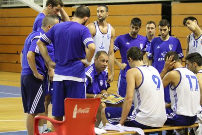 Berni Álvarez, a la banqueta del pavelló del Serrallo donant instruccions als jugadors del CBT.