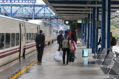 Passatgers abandonen l'andana, ahir, de l'estació del Camp de Tarragona.