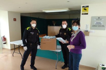 Una patrulla de policia local s0ha desplaçat fins al centre per tal de deixar les capses on venia el material sanitari.