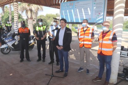 El conseller Manel Castaño, acompanyat de membres de la Guàrdia Urbana i de voluntaris de Protecció Civil.