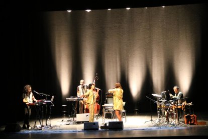 El concert de Paula Grande i Anna Ferrer al teatre Conservatori de Manresa