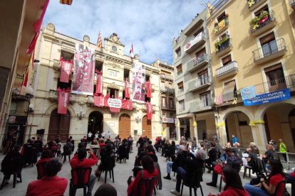 La plaça del Blat ha estat l'escenari d'una breu exhibició castellera