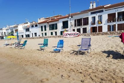 Un grupo de sillas a primera línea de playa en Altafulla de buena mañana ocupando espacio.