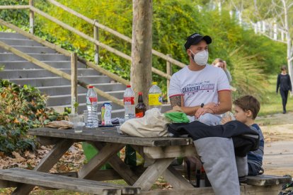 Part de la família de Yerai López, ahir al migdia a la zona de pícnic que hi ha al Parc del Francolí.