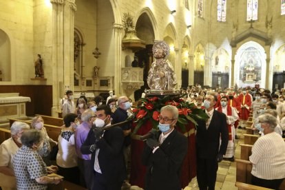 Un dels moments de la professó per l'interior de la Prioral.