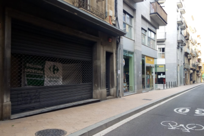 Dentro del local hay colgada una lona que anuncia el establecimiento.