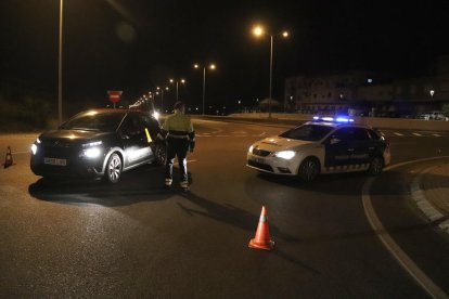 Imagen de un control de los Mossos este domingo por la noche al inicio del toque de queda en Tarragona.