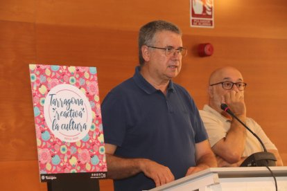 L'alcalde de Tarragona, Pau Ricomà, amb el cartell de la programació cultural de l'estiu de la ciutat.