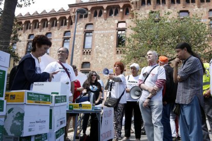 Miembros de Marea Blanca, Rebelión Atención Primaria y FoCAP delante de el Departamento de Salud en una imagen de archivo.