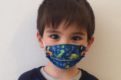 Un niño llevando una de las mascarillas infantiles que ha confeccionado Robin Hat.