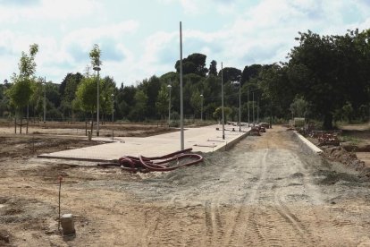 Els tres camins de paviment i l'enllumenat públic del Parc de les Olors estaran acabats dimarts.