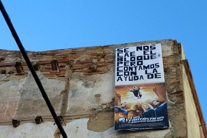 Pancarta colocada por los vecinos para reclamar que se ponga aislamiento en la pared medianera del edificio.