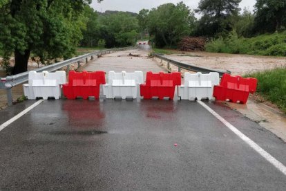 Plano abierto de la carretera de acceso a Aiguamúrcia (Alt Camp) cortada por el desbordamiento del río Gaià.