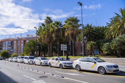 Parada de taxi situada en la proximidad de la estación de ferrocarril de Tarragona.