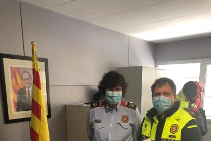 El sargento de la policía cambrilense recibió la distinción de manos de la subinspectora jefe de la comisaría de distrito de los Mossos, Carme Domènech.