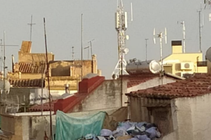 El edificio está tapiado pero en el del lado hay ocupas.