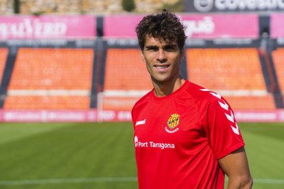 Javier Ribelles, en el centro del campo del Nou Estadi, donde él se encarga de distribuir el juego en su segunda temporada en Tarragona.