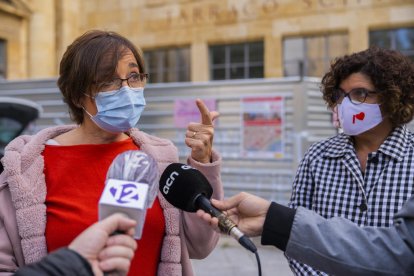 La concejala Floria y la diputada Ibarra, ayer delante la sede del MNAT en la plaza del Rey.