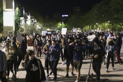 Un instant de la manifestació, durant la nit de dimecres.