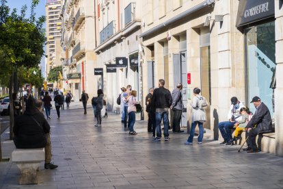 Imatge de l'OMAC de la Rambla Nova ahir al matí amb una desena de persones fent cua.