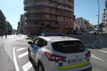 Un cotxe dels agents torrencs pel centre del municipi.