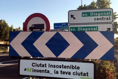 Senyal instal·lat per Greenpeace que indica l'entrada a Barcelona com a ciutat poc sostenible