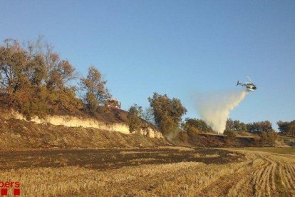 Un helicòpter bombarder treballa en l'extinció de l'incendi de Santa Coloma de Queralt