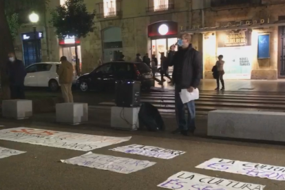 Moment en el què s'ha llegit el manifest a la Rambla Nova