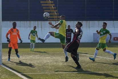 Engel López, del Deportivo La Sabana (Nicaragua), delante de Rnaldo Ruiz, de Walter Ferreti.