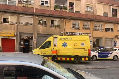 Diverses dotacions de la Guàrdia Urbana de Rues i ambulàncies del SEM s'han desplaçat fins al lloc dels fets-