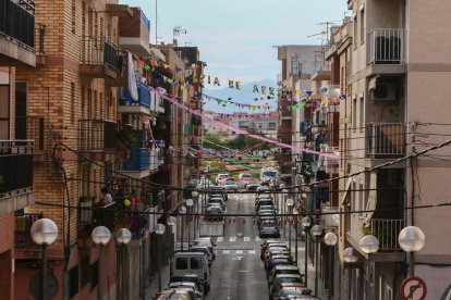 Un dels carrers del barri guarnits