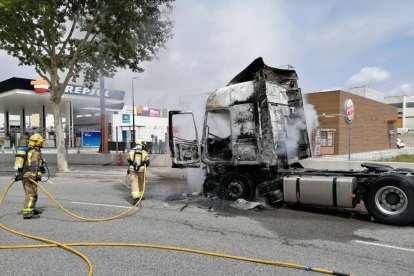 Los bomberos trabajando en el incendio.