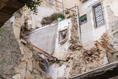 Imatge de l'edifici ensorrat dissabte al carrer Civaderies de la Part Alta de Tarragona.