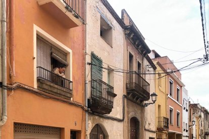 Un treballador de la brigada municipal de la Riera mostrant una mascareta a una veïna del poble.