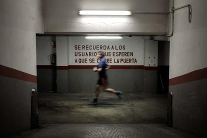 Un hombre corriente en el interior de un garaje.